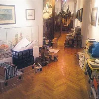 V muzeju so v ponedeljek zjutraj sicer zelo hitro ukrepali in muzejsko gradivo prenesli na varno, a če bi to storili vsaj večer prej, ko je voda že kapljala,  bi si prihranili hud preplah
