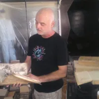 Knjižničar Igor Presl  je  ob prelistavanju navlaženih starih knjig iz Biblioteche civiche vidno pretresen