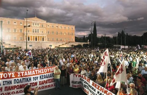 Protest pred grškim parlamentom v Atenah