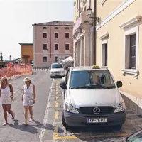 Taksisti običajno (posnetek je nastal včeraj) parkirajo na označenih mestih ob palači Trevisini