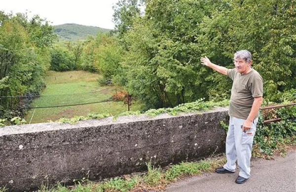 Boris Legiša kaže na območje, kjer bo potekala hitra železnica