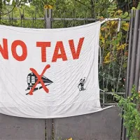Cerovlje so ovešene z zastavami z napisom “No TAV”