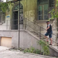 Jure  živi  s cimrom v hiši za Dijaškim domom. Stanarino kompenzira z opravljanjem različnih del. 