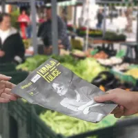Jarotov edini zaslužek je prodajanje uličnega časopisa Kralji ulice. Septembrska številka mu je že pošla in komaj že čaka na oktobrsko.