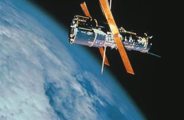 Ruski vesoljski strokovnjaki pričakujejo, da bodo ostanki nedelujočega ameriškega satelita danes padli v Indijski ocean. Fotografija je simbolična.