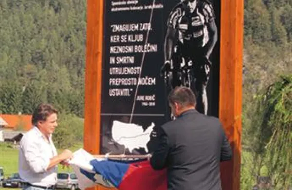 V Gozdu Martuljku od danes stoji obeležje Juretu Robiču, ki je lani umrl v tragični prometni nesreči.