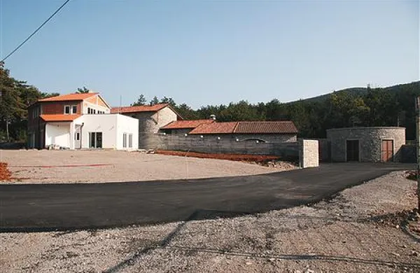 Gradnja v Škibinih, ena redkih, ki je v poročilu poimensko navedena - tu naj bi se sežanska občina odrekla delu svojih pristojnosti in jih prepustila investitorjem