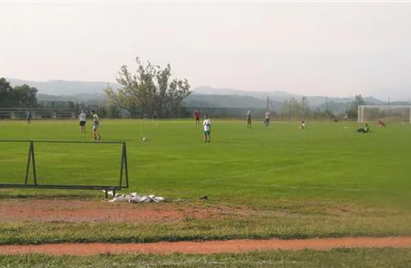 Okrog nogometnega igrišča v Športnem centru Trnovo je tekaška steza, ki je, tako kot ves center, potrebna prenove
