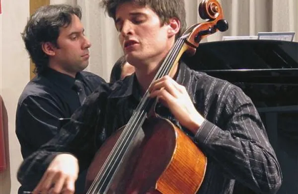 Z zadnjega koncerta pretekle sezone  violončelista Luke  Sulića  ob spremljavi pianista Simona Krečiča  