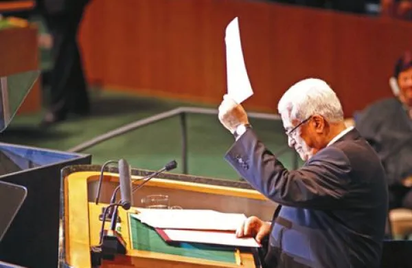Palestinski predsednik Mahmud Abas je generalnemu sekretarju ZN Ban Ki Moonu pisno zahtevo predal v beli mapi z zlatim orlom