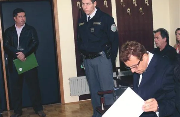 Robert Časar (levo), Srečko Prijatelj (desno) in Marjan Mikuž (v ozadju) se utegnejo še pred koncem leta znova srečati na koprskem sodišču. Tokrat bodo vsi trije v vlogah obtoženih.