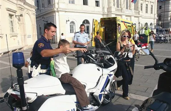 Malčki so spoznali uniformirance, ki re&scaron;ujejo