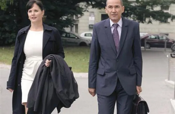 Predsednik SDS Janez Janša in njegova odvetnica Nina Zidar Klemenčič.