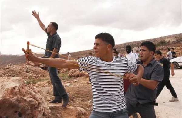 Prilbižno  sto Palestincev je v bližini nadzorne točke Kalandija med Jeruzalemom in Ramalo izraelske vojake obmetavalo s kamenjem