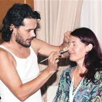 Emperatrizz je svoje znanje stilista izpopolnjeval na tujem. Domačo sceno je prvič pretresel že  davnega leta 2002, ko je kot član tria Sester predstavljal Slovenijo na Evroviziji  