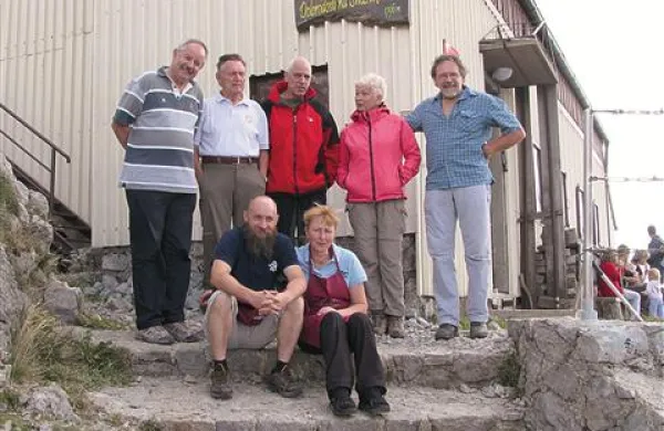 Na vrhu Snežnika ob koči (z leve stojijo) Marjan Mateta, Hinko Poročnik, Vlado in Ksenija Žnidaršič in Franc Zirnstein, sedita pa Slavko in Janja Škoberne