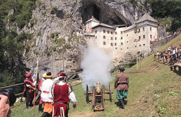 Predjamski grad je dober obisk zabeležil ne samo julija, ko so k njemu vabile viteške igre (na fotografiji), temveč tudi avgusta, ko ga je obiskalo rekordno število turistov