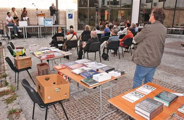 Knjižni sejem s sočasnimi literarnimi branji v atriju Kosovelovega doma