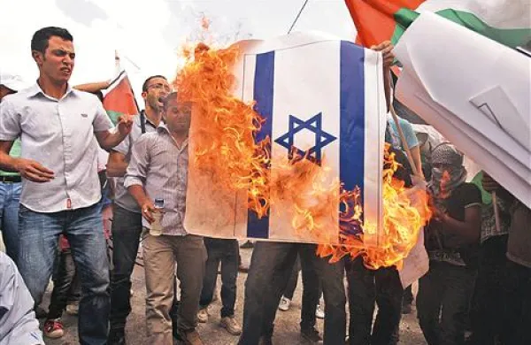 Palestinci so včeraj v bližini Ramale med čakanjem na odločitev v New Yorku zažgali izraelsko zastavo