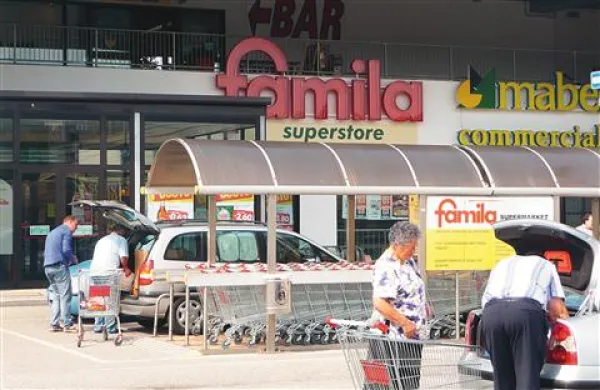V trgovskem centru Famila v Miljah so bile cene včeraj še nespremenjene. Kaj kmalu pa se utegnejo tudi tam zvišati.