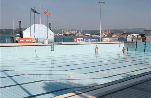 Bazen v Žusterni so spraznili, saj bodo v bazenski školjki opravili manjša obnovitvena dela