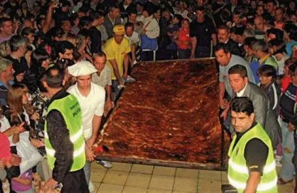 Orjaški burek, ki so ga spekli v Nišu, je bil dolg dva metra in širok štiri metre, tehtal pa je 200 kilogramov (foto: srb.time.mk) 