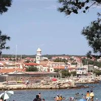 Mesto Krk z značilnim čebulastim zvonikom katedrale