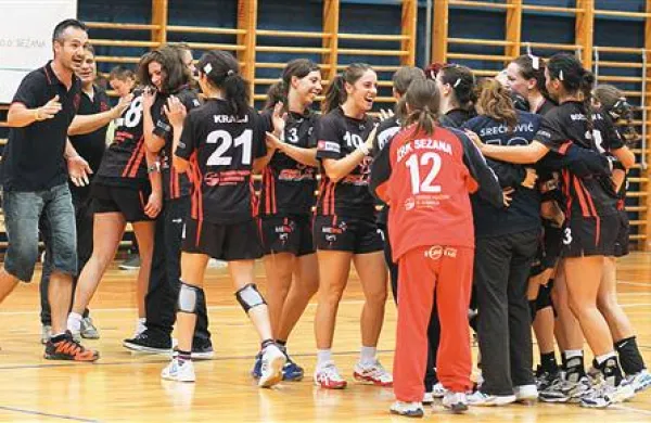 Veselje sežanskih rokometašic po zgodovinski prvi prvoligaški zmagi