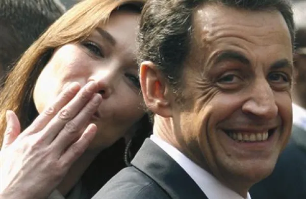 56-letni Nicolas Sarkozy ima iz dveh prejšnjih zakonov tri sinove, stare 14, 25 in 26 let