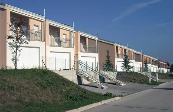 Vrstne hiše na Petelinjskem hribu bodo še naprej samevale brez lastnikov