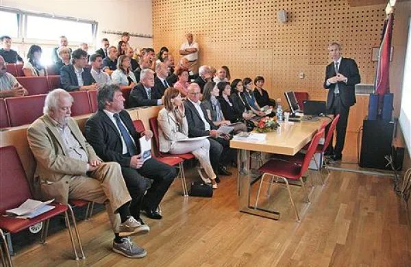 Na svečanosti ob 20. obletnici Inkubatorja  je bilo slišati veliko pohval o delu Stojana Gorupa. Prispevali so jih:   sežanski  župan Davorin Terčon, Alenka Hren iz agencije JAPTI, mag. Edita Granatir Lapuh z ministrstva za gospodarstvo, Tanja Senekovič v imenu  Združenja inkubatorjev in tehnoloških parkov Slovenije ter predstavnica evropske mreže poslovno inovacijskih centrov EBN iz Bruslja Vera Egreja Barracho, saj je bil Inkubator letos sprejet v polnopravno članstvo te mreže. 