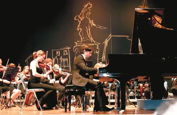 Študentski simfonični orkester iz Nizozemske s solistom, pianistom Denisom Masliukom 