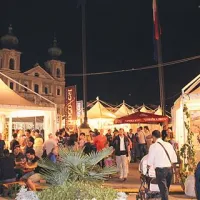 Travnik in goriške ulice so pozno v noč preplavljale različnih okusov željne množice
