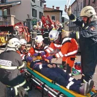 Po potrebi gasilci priskočijo na pomoč zdravstveni ekipi pri prenašanju ponesrečencev v reševalno vozilo