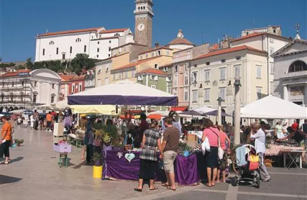 Lepo vreme in ljubezen do predmetne dediščine sta v soboto v Piran privabila številne obiskovalce 