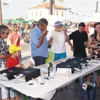 Tatjana Butul iz Manžana je pripravila zanimivo senzorično delavnico, na kateri so obiskovalci po vonju ugotavljali sestavine sladice 