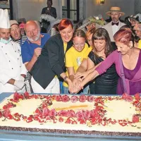 Torta velikanka, ki so jo pripravili kuharski mojstri iz LifeClass Hotels&Spa, je nasitila številne sladkosnedne obiskovalce 