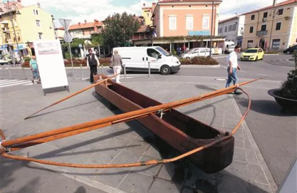Čupa nasproti krožišča v Izoli