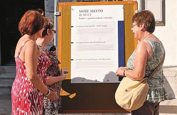 V okviru projekta, Moje mesto je svet so v mestnem jedru pred pomembnimi spomeniki in predmeti kulturne dediščine danes postavili plakate  s kratkimi informaciji v več jezikih (Foto: Alen Ježovnik) 
