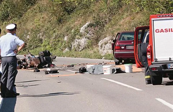 Med Plavami in Solkanom je zaradi nepravilnega prehitevanja in čelnega trčenja z avtomobilom umrl avrstrijski motorist.