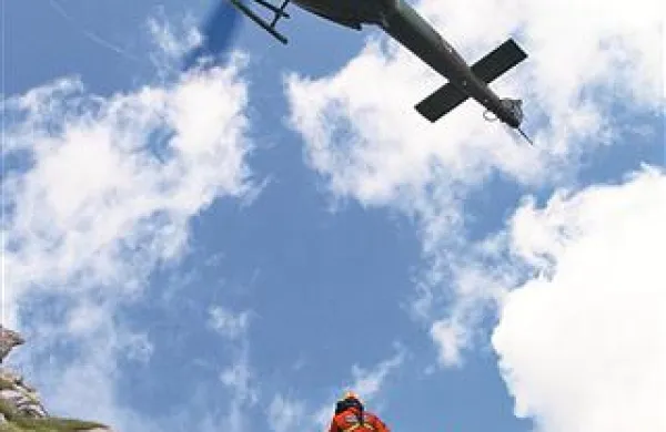 Helikopterji na zahtevnih gorskih terenih težko pristanejo, zato mora biti dežurna posadka usposobljena tudi za lebdenje v zraku in dvigovanje ponesrečencev s pomočjo vitla