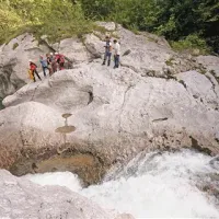Gorski reševalci že dolgo ne rešujejo le v gorah. Z novimi adrenalinskimi športi, na primer soteskanjem, se je razširil tudi krog njihovega dela.
