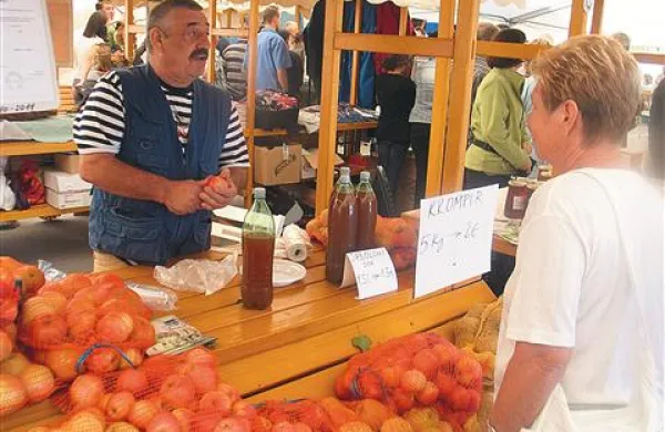 Na bistriški kmetijski tržnici je kmetijske pridelke in izdelke ponujalo 67  ponudnikov iz domače in iz drugih  slovenskih občin