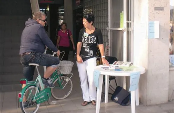 Zdenka Jamšek na koprski tržnici zbira prispevke za združenje varnih hiš Nova