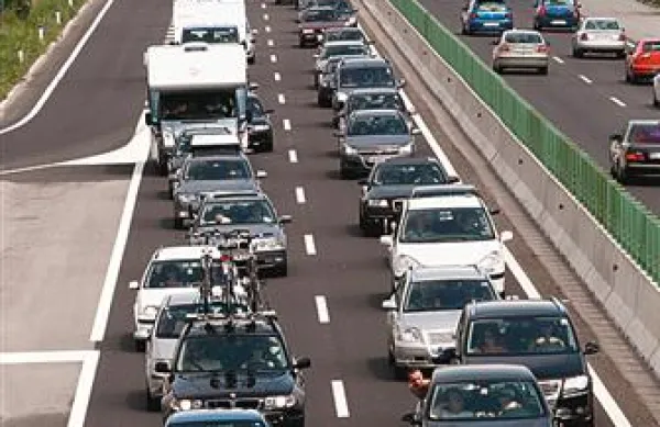 NA evropskih cestah vsako leto umre 35.000 ljudi, zato so evropski poslanci danes sprejeli priporočila vladam za varnejšo vožnjo.