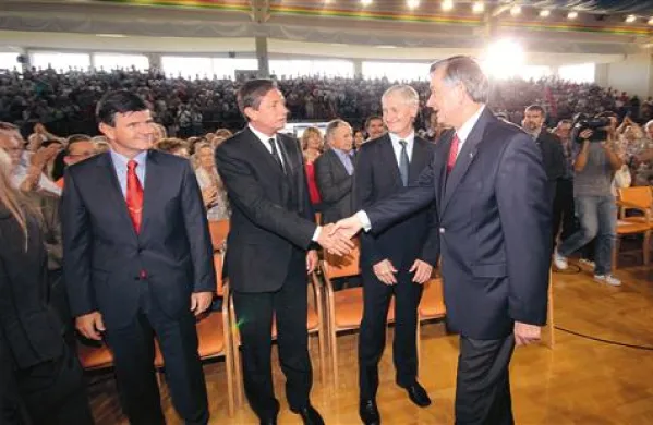 Borut Pahor, ki si je z   Danilo Türkom takole segel v roko na proslavi v Renčah, od predsednika republike  pričakuje, da bo razpisal predčasne volitve 
