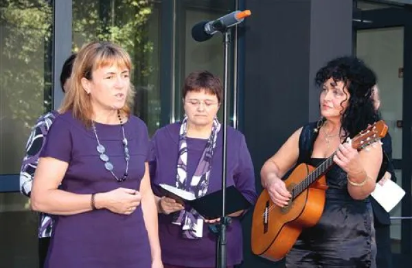 Metka Pavšič kot solistka v zboru Vedrina na otvoritvi doma upokojencev