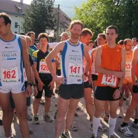 Tik pred startom tekačev pri idrijskem gradu. Simon Alič je desno, Mihaela Tušar je s št. 126.