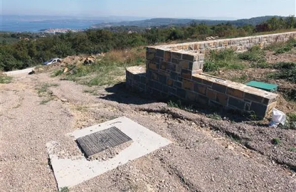 Da lastniki kmetijskih zemljišč na Mali Sevi razmišljajo o gradnjah, kažejo tudi novi zidovi in priključki za vodo in elektriko