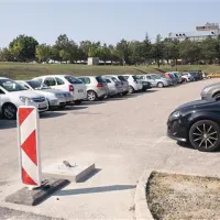Na parkirišču pred bolnišnico so že začeli postavljati  zapornice, plačljivo parkiranje bodo uvedli  novembra ali decembra 